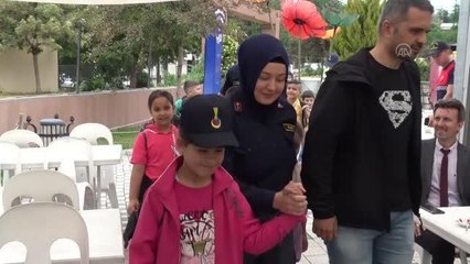 AFYONKARAHİSAR - Sandıklı'da jandarma 200 çocuğu sinemaya götürdü