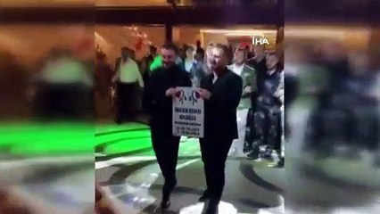 Damada görülmemiş şaka Altın yerine adının yazdığı mezar taşı hediye ettiler