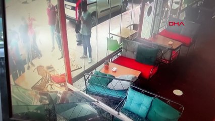 Ehliyetsiz sürücü polisten kaçarken kafeye daldı