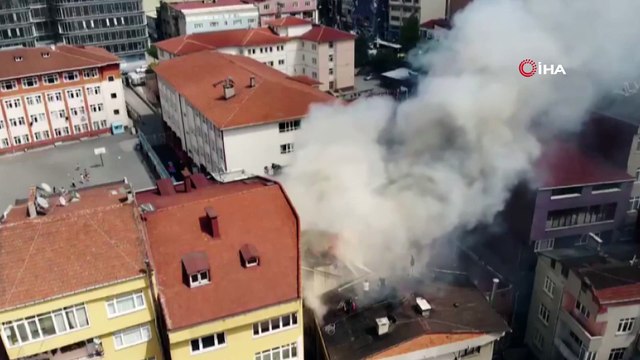 Kağıthane'de apartman çatısı alev alev yandı