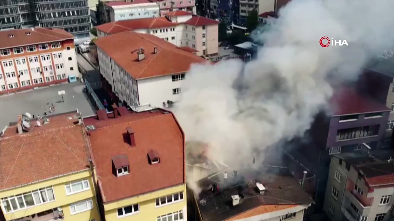 Kağıthane'de apartman çatısı alev alev yandı