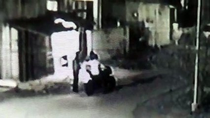 தனியாக இருக்கும் கள்ளகாதல் ஜோடிகளிடம் போலீஸ் என கூறி நூதன முறையில் கொள்ளை - வீடியோ