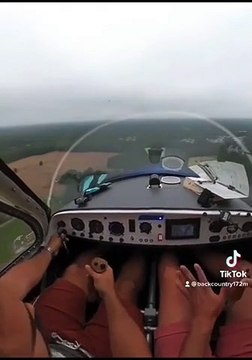 Un avion a une panne de moteur et se pose en catastrophe