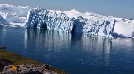 Regardez comment se retourne un iceberg !