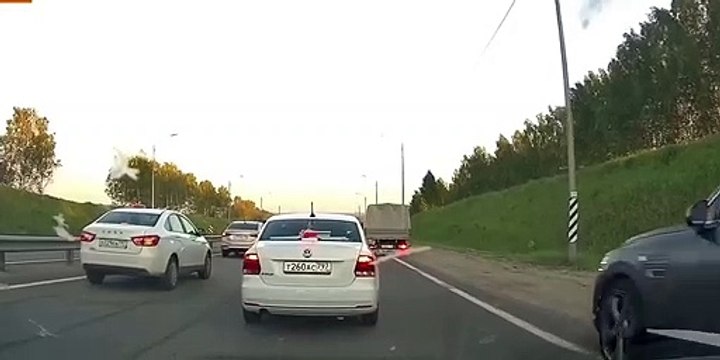 Des Russes tentent de dépasser par la voie de secours et se prennent le KARMA