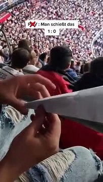 Il envoie un avion en papier dans les tribunes qui arrive dans les buts