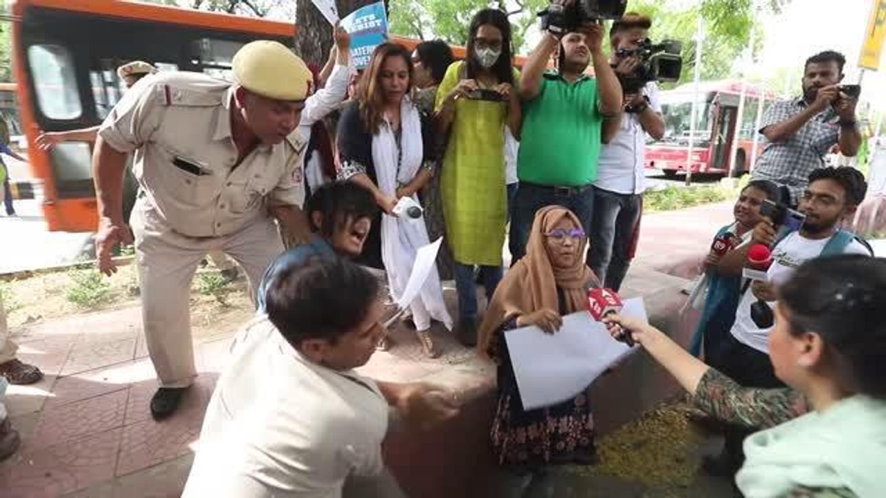 YENİ DELHİ - Hindistan'da yerel Müslüman liderin evinin yıkılması protesto edildi