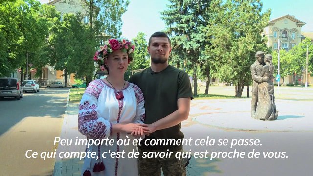 Ukraine: près du front, des mariages en treillis au son des sirènes