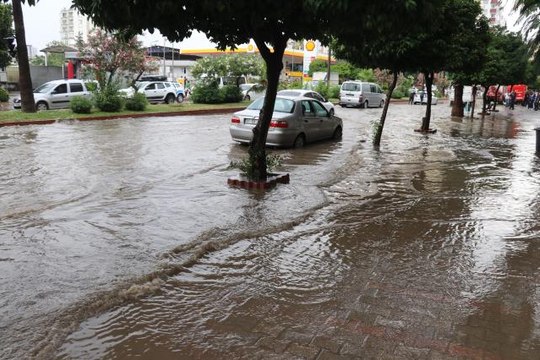 Kozan ilçesinde sağanak nedeniyle dere taştı, evleri su bastı (2)