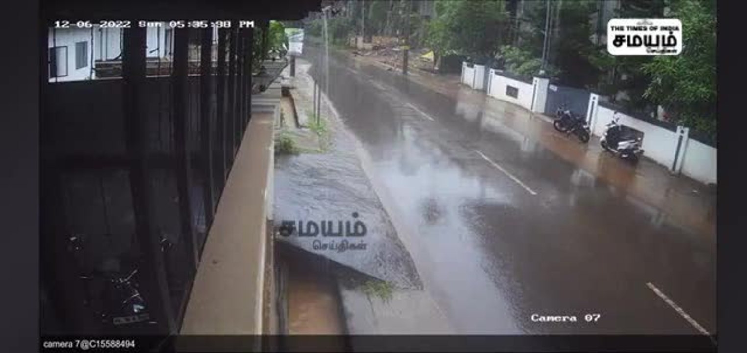பள்ளி குழந்தையை அடித்து தூக்கிய டிப்பர் லாரி; நெஞ்சை உருக்கும் காட்சிகள்!