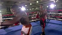 Un boxeur KO continue de boxer dans le vide