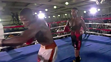 Un boxeur KO continue de boxer dans le vide