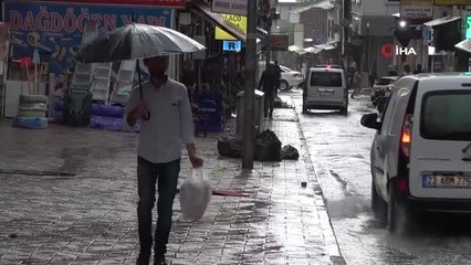 Elazığ'da sağanak yağış etkili oldu, yollar nehre döndü