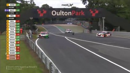 Ginetta GT4 Oulton Park Race 2 Crazy Leaders Rattican Sommerfieldt Crash Last Corner