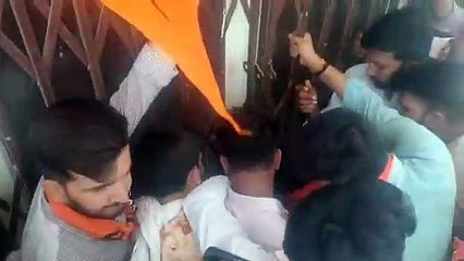 एबीवीपी कार्यकर्ताओं ने सेंटर लाईब्रेरी के नए भवन का ताला तोडक़र किया विरोध-प्रदर्शन