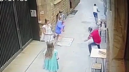 Así fue el robo de un reloj de lujo en el barrio del Gòtic de Barcelona