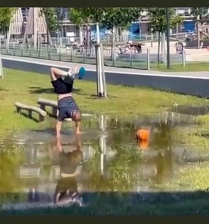 Jolie méthode pour récupérer son ballon dans une grande flaque d'eau sans mouiller