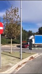 Un camion ne se rend pas compte qu'il traine une voiture devant lui
