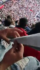 Download Video: Marquer un but avec un avion en papier depuis les tribunes