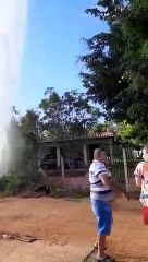Carro bate em tubulação e causa vazamento na Serra da Ibiapaba
