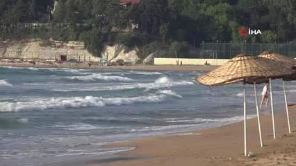 Dalgalı denize giren 7 üniversite öğrencisinden biri hayatını kaybetti