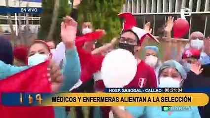 Hospital Sabogal: Médicos y enfermeras hacen un alto a sus labores para alentar a la bicolor