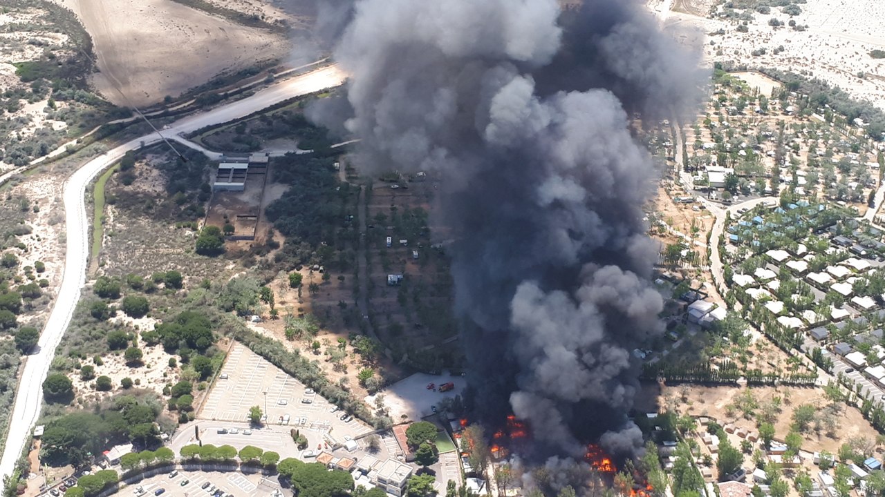 Un spectaculaire incendie ravage une partie du camping du Grau-du-Roi (Gard)