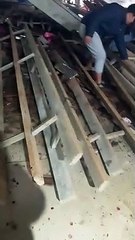 Telhado desaba durante festa infantil e mata criança de 2 anos