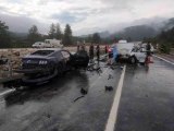 Antalya'da otomobiller kafa kafaya çarpıştı: 1 ölü, 3 yaralı