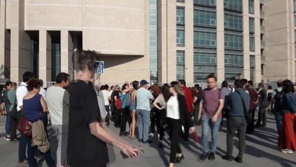 Kadıköy'deki Eylemde Gözaltına Alınan 70 Kişiden 45'i Emniyetten Salıverildi, Adliyeye Sevkedilen 25 Kişiden 2'si Tutuklandı