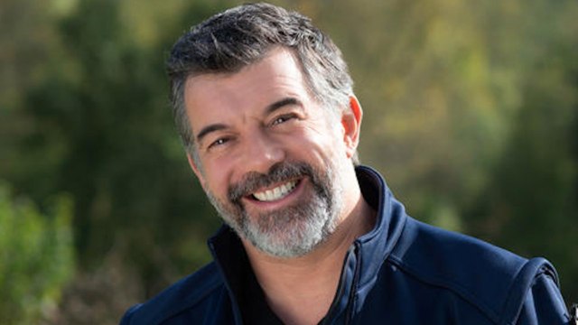 GALA VIDEO - INTERVIEW - L'été de Stéphane Plaza : Les vacances avec Karine Le Marchand sont toujours pimentées