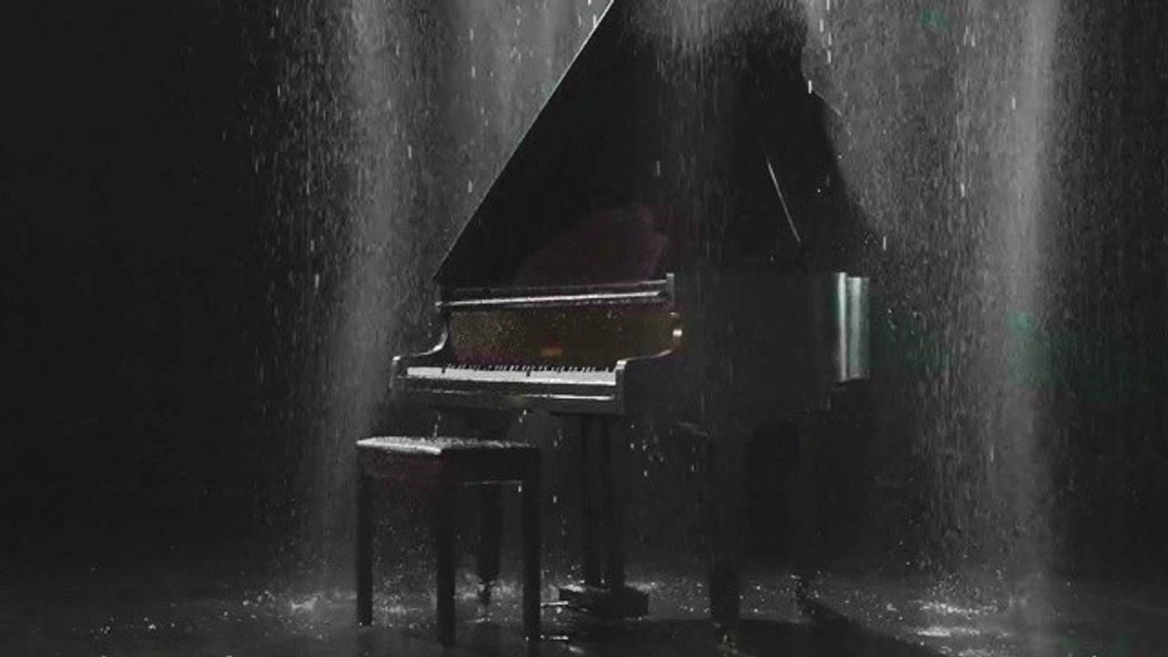Rain - atmosphärischer trailer mit unsichtbarem klavierspieler
