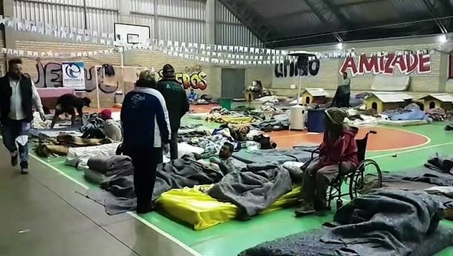 Moradores de rua tem noite junina no Ginásio do Creas com pipoca, doces e quentão sem àlcool