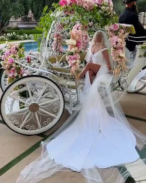 Britney Spears'ın Versace Gelinliğinin Yapımı 700 Saat Sürmüş!