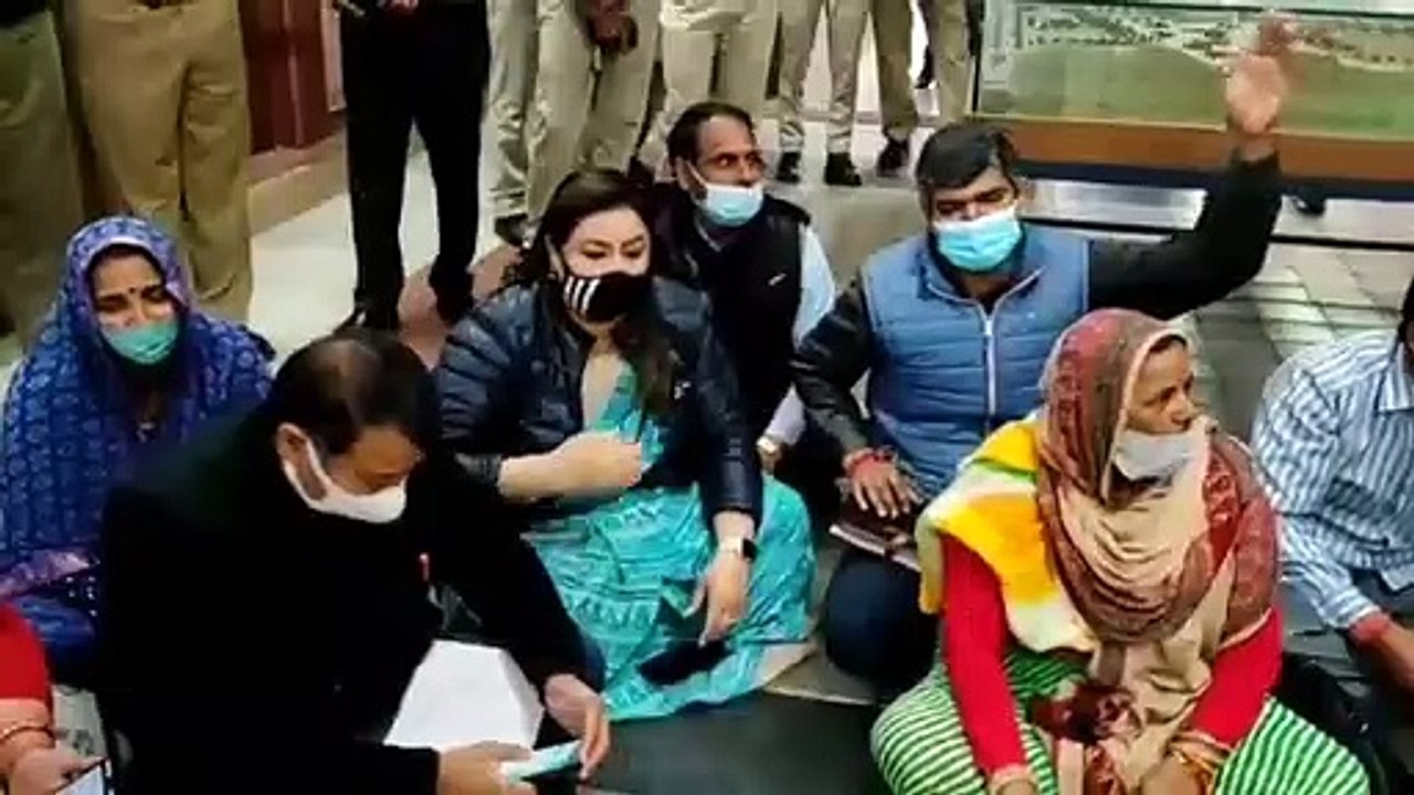 अपनी ही महापौर के खिलाफ धरने पर बैठे भाजपा पार्षद, वीडियो में देखें क्या है माजरा...
