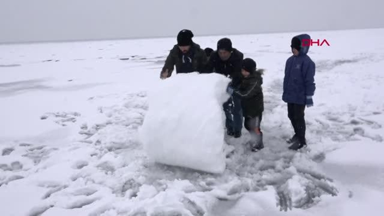 DONMUŞ GÖL ÜZERİNDE KARDAN ADAM YAPIP, KAR TOPU OYNADILAR