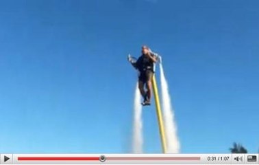 Le JetLev Flyer : s'élever dans les airs grâce à de l'eau sous pression