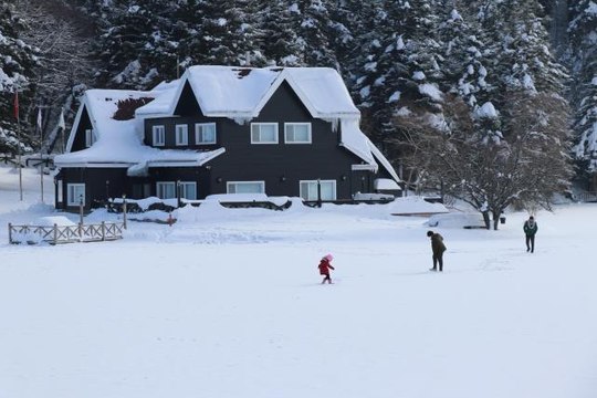 Gölcük'te buz tutan gölde tehlikeli yürüyüş