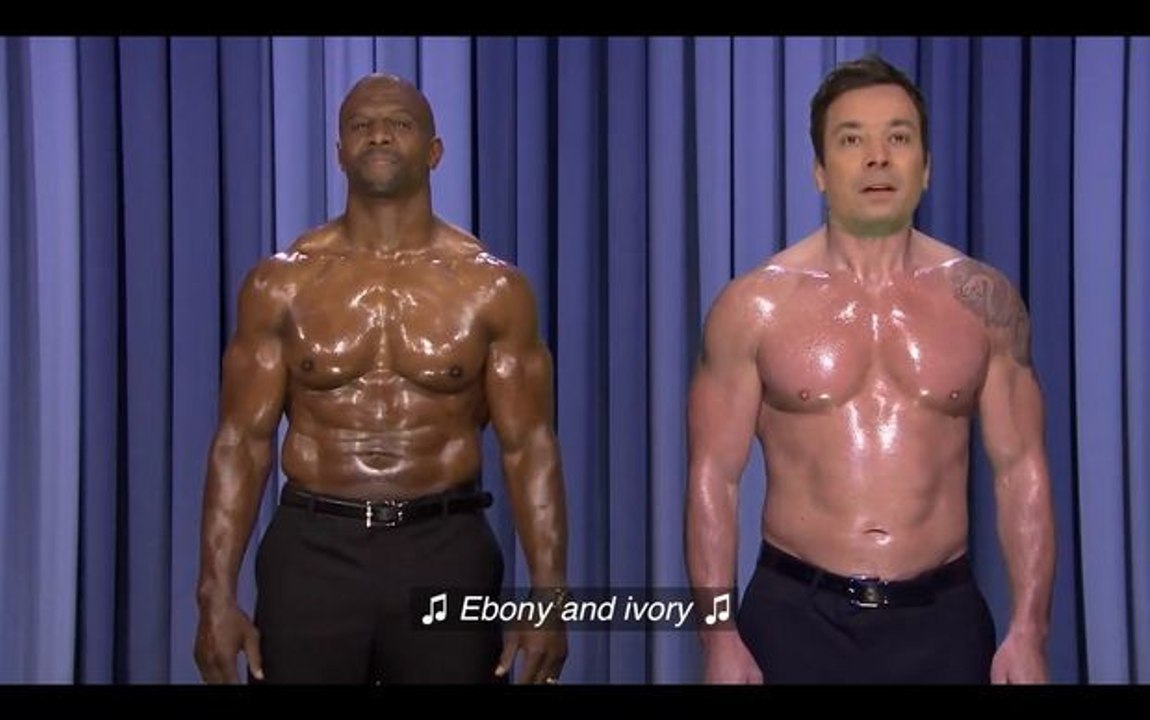 Jimmy Fallon und Terry Crews interpretieren 'Ebony and Ivory' auf sehr muskulöse und witzige Art