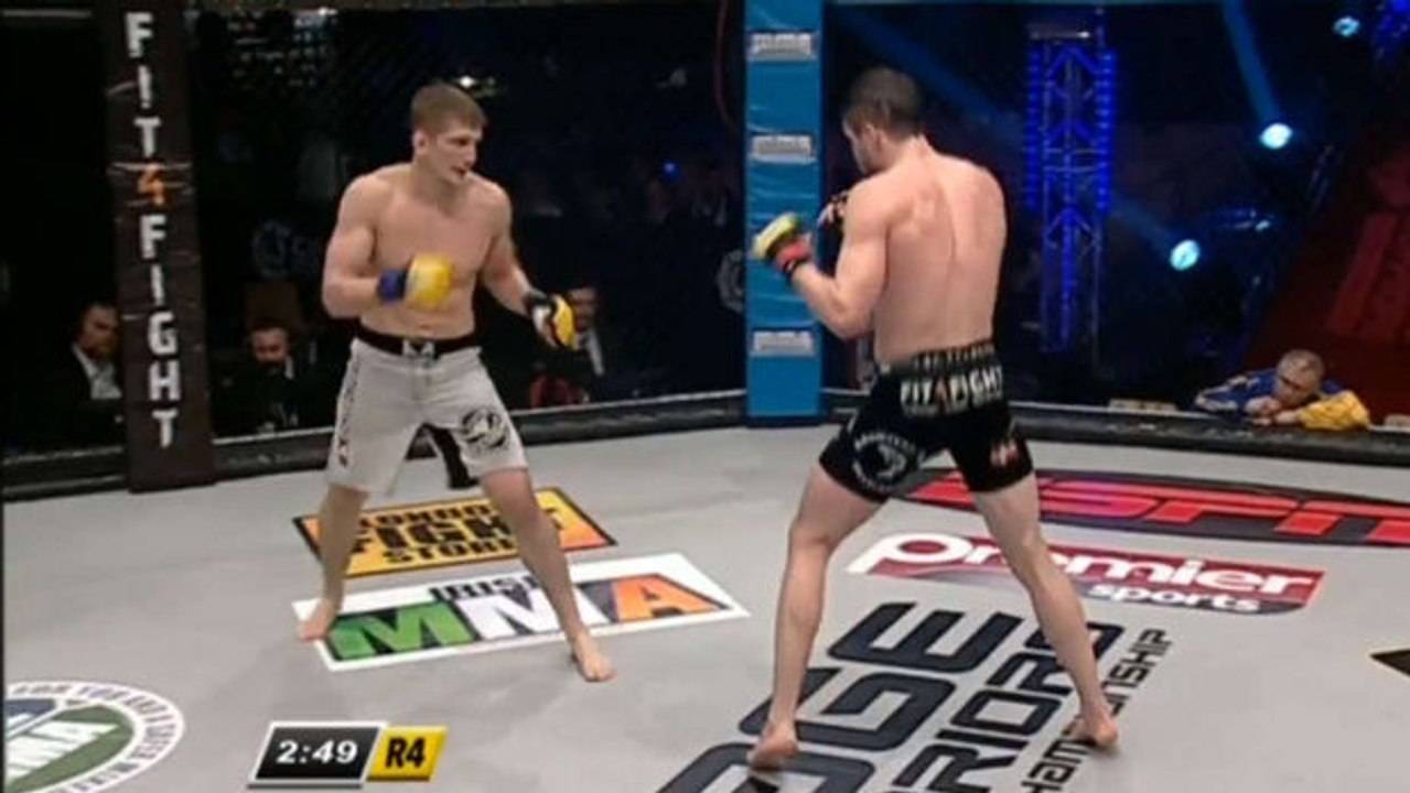 MMA: Ein gewaltiger K.O. mit einem Fußtritt gegen den Kiefer