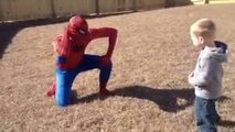 Dieser kleine Junge glaubt, Spiderman zu treffen. Aber was ihn erwartet, ist noch viel aufregender.