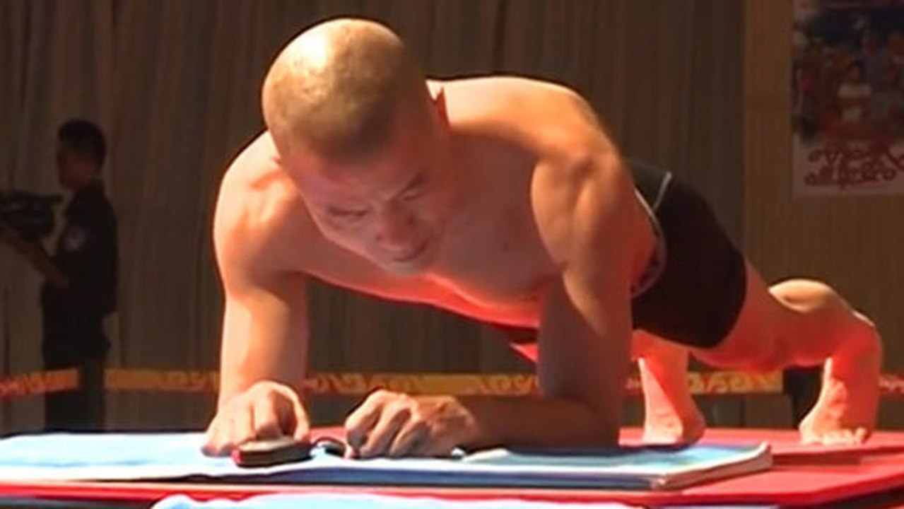 Ein Chinese erstellt den Weltrekord für Planks, indem er diese 4 Stunden und 26 Minuten hält!