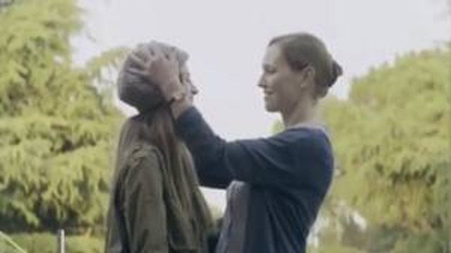 Diese junge Frau bedankt sich bei ihrer Mutter. Ein rührender Liebesbeweis.