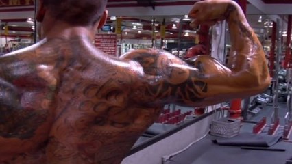 Dieser Mann hat einen unglaublichen Bizeps!