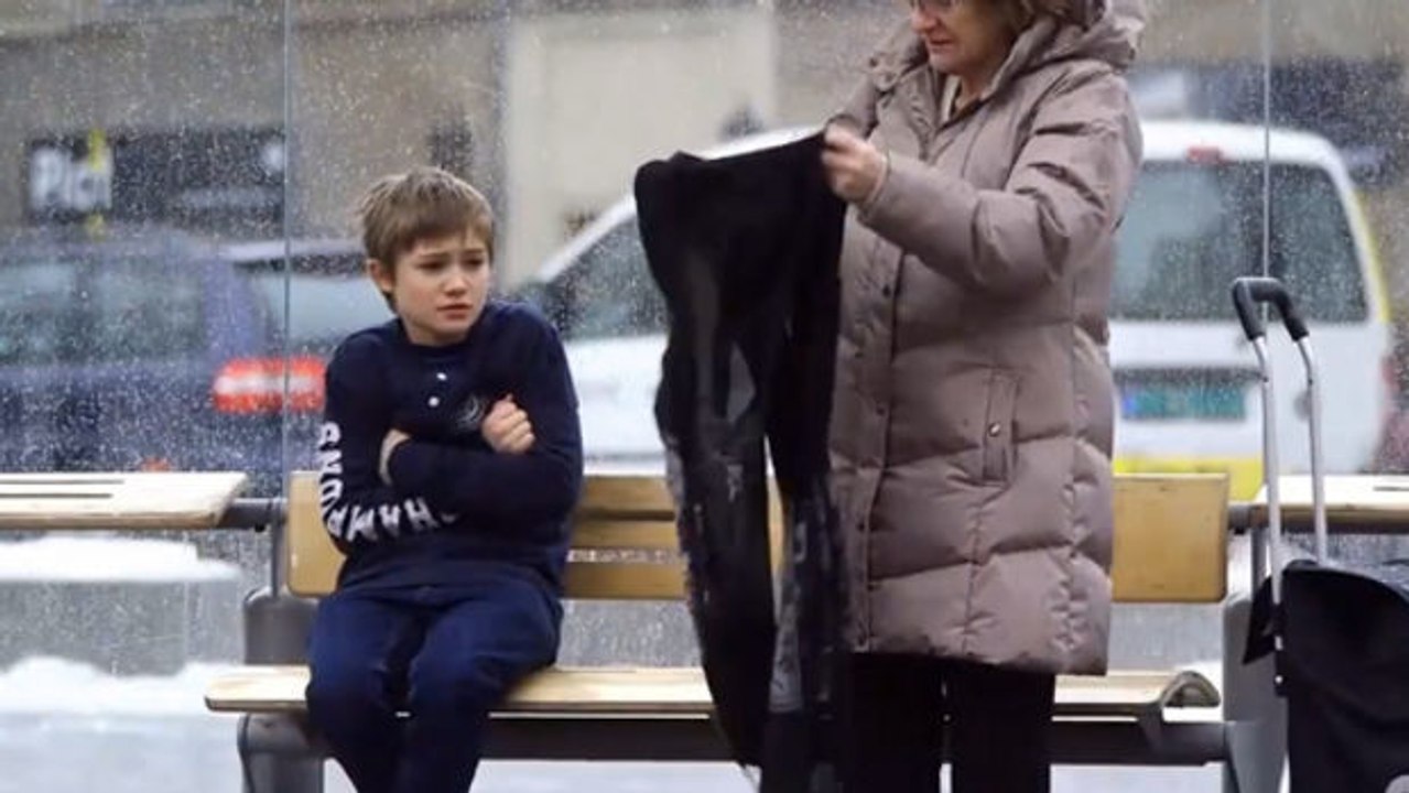 Norwegen: Die erstaunliche Reaktion von Passanten gegenüber einem frierenden Kind ohne Mantel.
