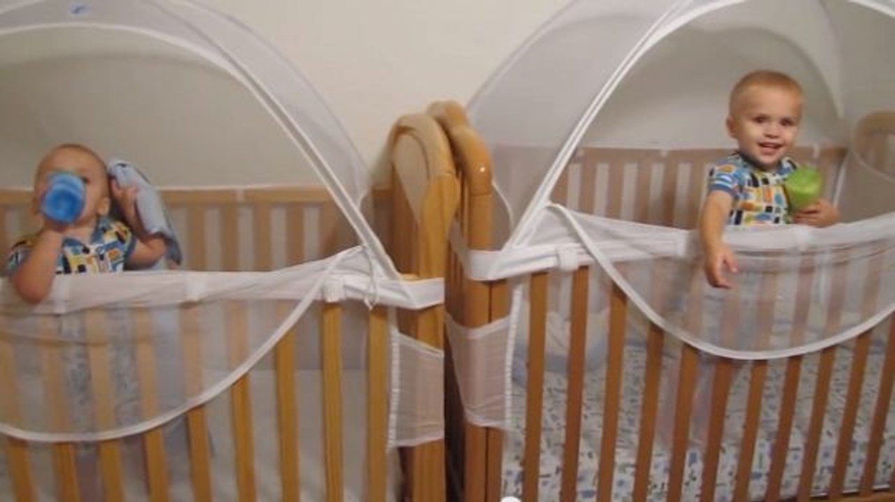 Diese Zwillinge sind noch sehr jung. Trotzdem muss ihnen niemand das Bett machen.