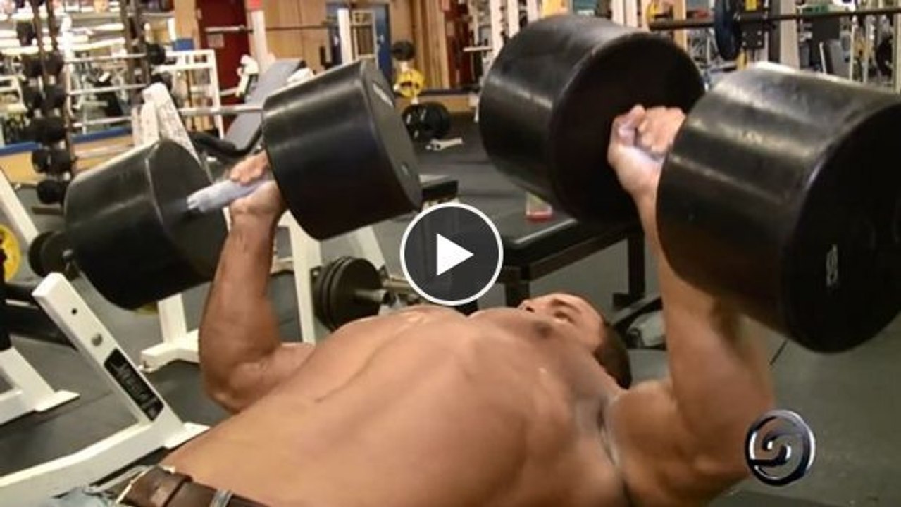 Ein 73 kg schwerer Bodybuilder stemmt 140 kg