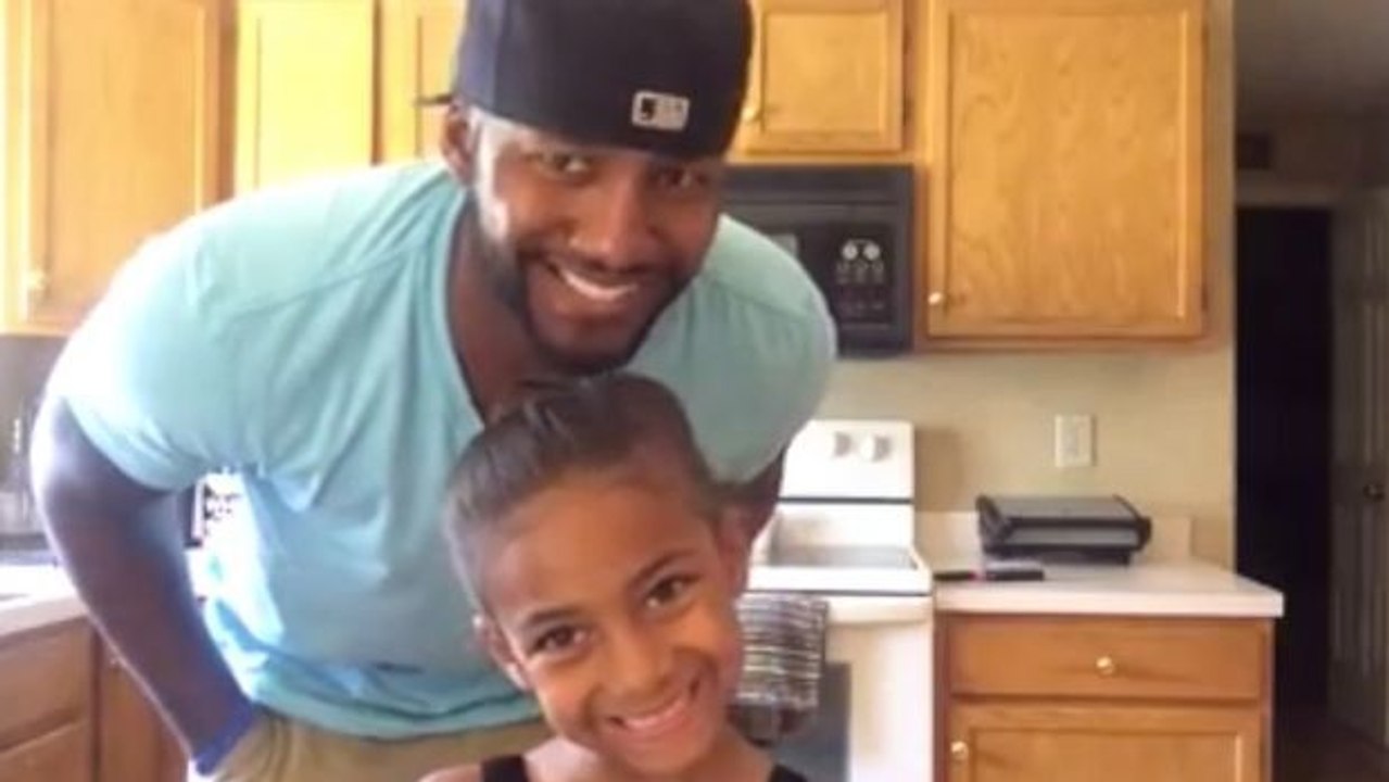 Dieser Vater hat eine Methode gefunden, um seine kleine Tochter in nur 2 Sekunden zu frisieren. Beeindruckend!