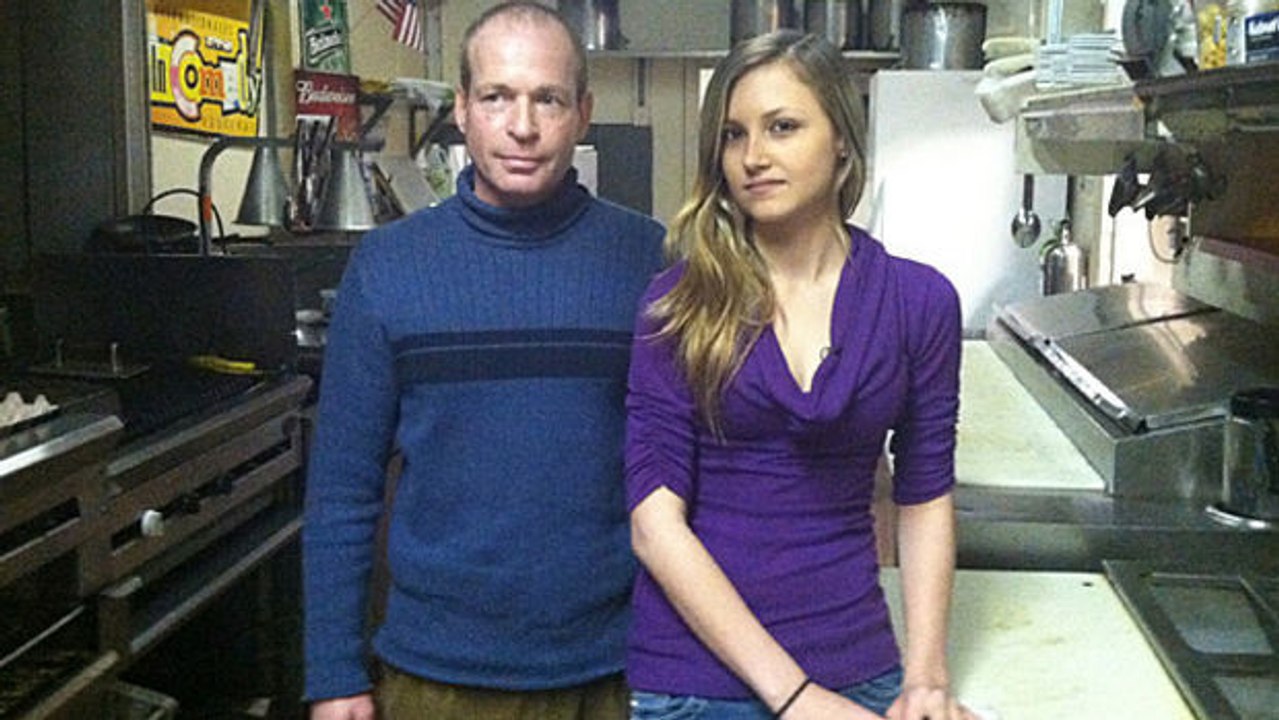 Dieser Chef macht etwas unglaubliches, um seine Angestellte zu retten.