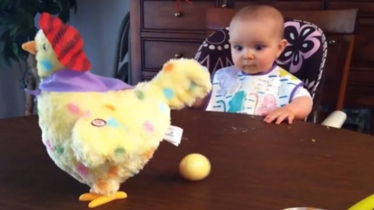 Dieses Baby entdeckt ein neues Spielzeug. Seine Reaktion ist urkomisch.